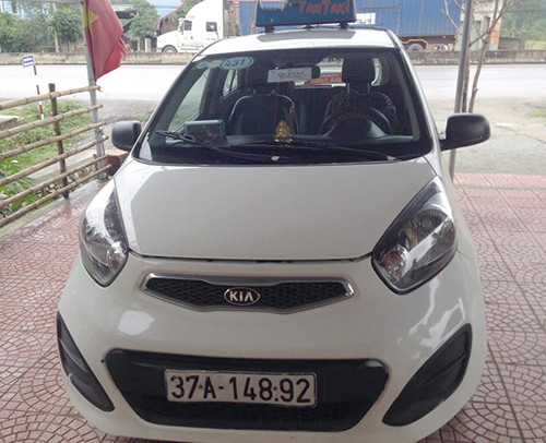 Chiếc taxi do nạn nhân điều khiển đang được cảnh sát tạm giữ điều tra. Ảnh: Đức Hùng