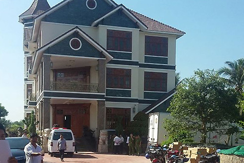 Cảnh sát điều tra trong biệt thự. Ảnh: Hồ Nam-VnExpress