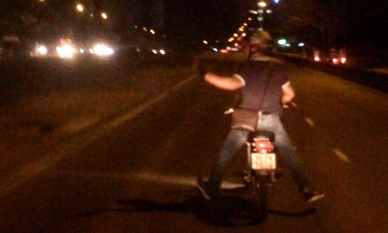 Đối tượng Dũng chạy xe trong trạng thái ngáo đá, nẹt pô inh ỏi, lạng lách đánh võng vào làn đường xe tải và thách thức lực lượng CSGT