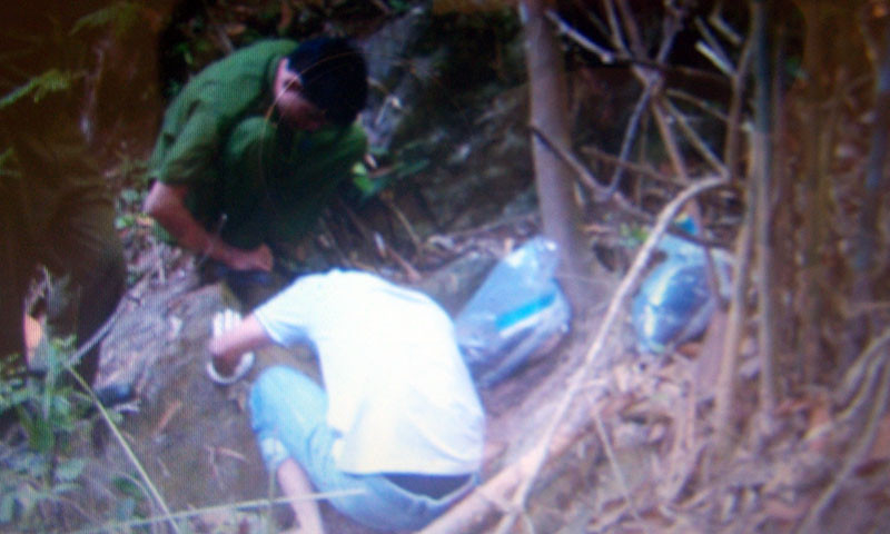 Cơ quan chức năng có mặt tiến hành khám nghiệm hiện trường. Ảnh do cơ quan Công an cung cấp