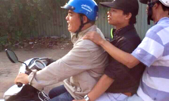 Các hiệp sĩ trên đường "di lý" D. (áo đen) về trụ sở công an