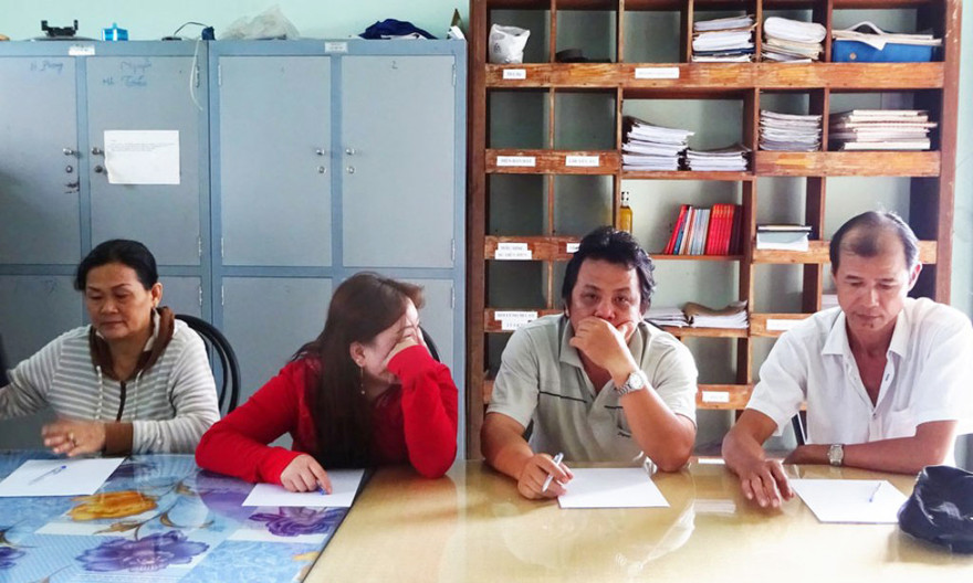 Cơ quan công an đang lập biên bản xử lý 4 chủ quán cà phê kích dục