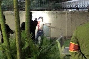 Nam thanh niên nghi ngáo đá tự cầm dao cứa cổ tại công viên Nghĩa Đô (Cầu Giấy, Hà Nội) chiều 1/1. Ảnh: Quân Nguyễn (Zing)