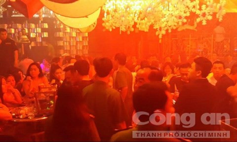 Hàng chục dân chơi nghi dùng ma túy bị cơ quan công an tạm giữ