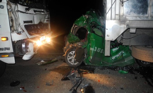 Nhóm thanh niên "xin đểu" khiến xảy ra tai nạn liên hoàn. Ảnh: N.X