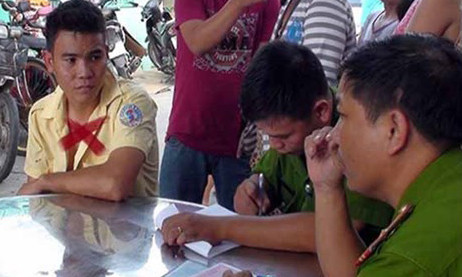 Tài xế Thạch lúc bị khống chế, làm việc với Công an. Ảnh: CAND