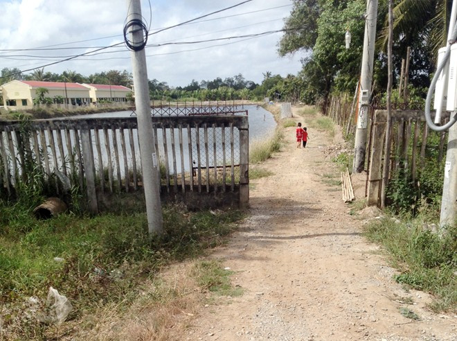 Đường vào sới gà của Tới nằm cạnh một đơn vị của bộ đội biên phòng. Ảnh: Việt Tường