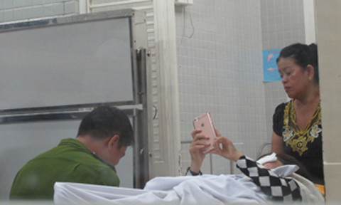 Công an đã lấy lời khai nạn nhân vụ tạt axit tại trung tâm Sài Gòn và hiện đang truy tìm 2 kẻ đã gây ra sự việc đau lòng này