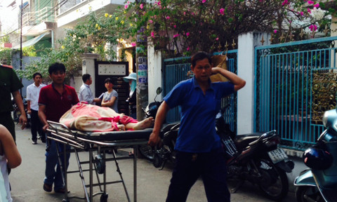 Thi thể bà Hạnh được đưa đi khám nghiệm