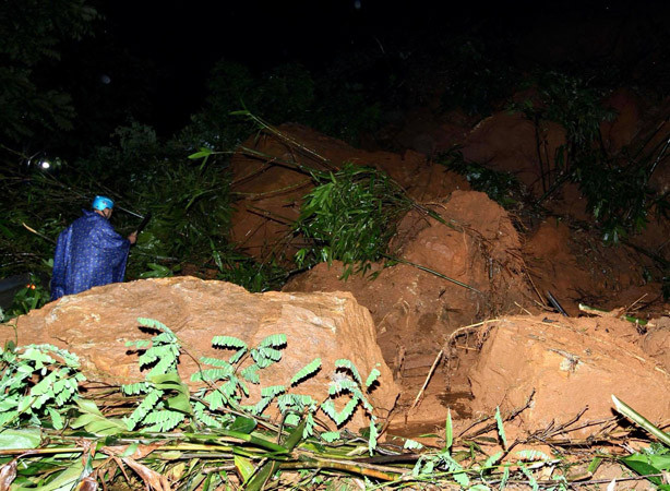 Hàng ngàn m3 đất đá đổ xuống quốc lộ 4D