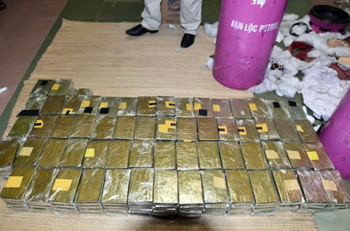 500 bánh heroin được giấu trong 3 bình gas công nghiệp. Ảnh: Sơn Dương.