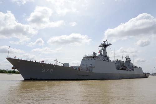 Sáng 6/8, tàu khu trục Wang Geon của hải quân Hàn Quốc, do Đại tá Kang Hee Won làm thuyền trưởng cùng 37 sĩ quan và 263 thủy thủ đã cập cảng TPHCM, bắt đầu chuyến thăm 4 ngày tại đây.