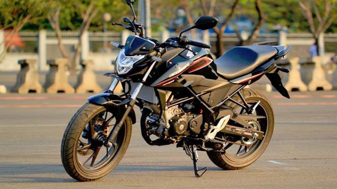 Không giống như Sonic 150R với khung dạng underbone, Honda CB150R Streetfire là một chiếc xe côn tay với khung dạng backbone trellis, bình xăng nằm trước người lái điển hình.