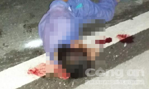 Nam thanh niên đã bị xe 4 chỗ tông trúng văng ra xa khiến nạn nhân đập đầu xuống đường.