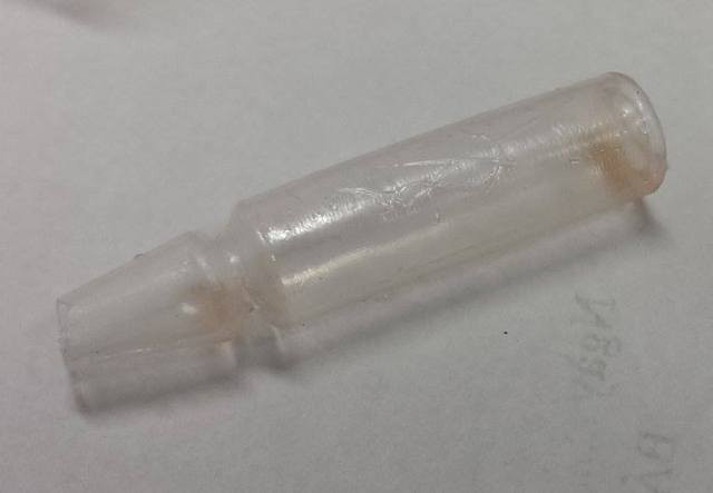 Vỏ ống nhựa mà bé K.T nhặt được. Ảnh bác sĩ cung cấp.