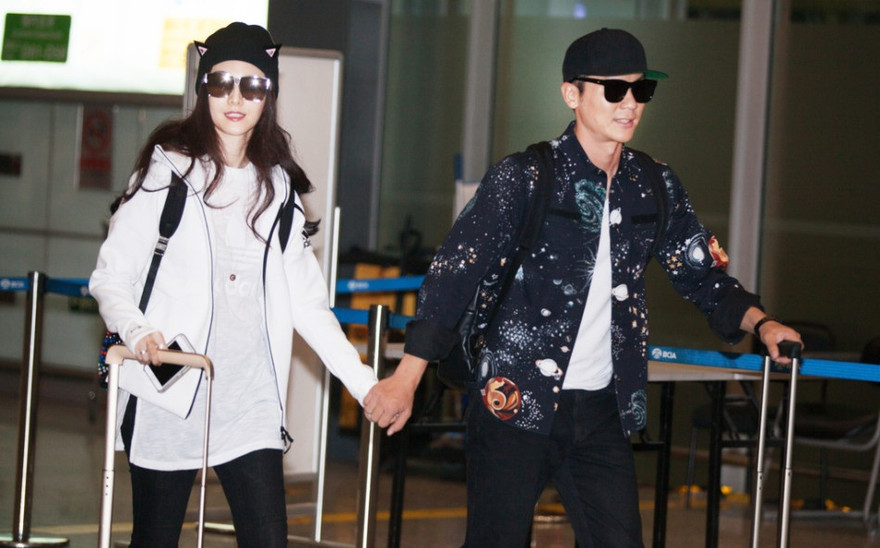 Phạm Băng Băng và người yêu Lý Thần nắm tay không rời ở sân bay