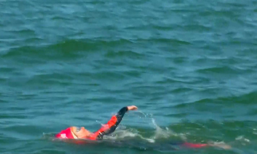 James Savage bơi vượt biển.