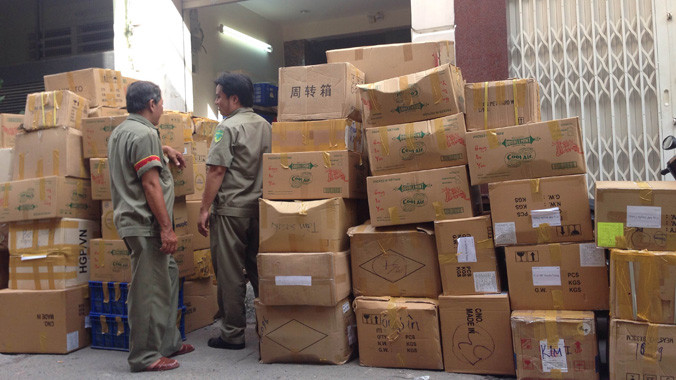 Hàng trăm thùng mỹ phẩm giả, nhái bị thu giữ.