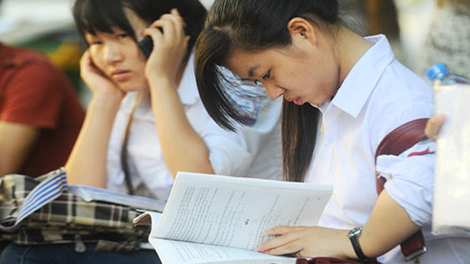 Thí sinh ôn bài trước khi vào phòng thi. Ảnh: Giang Huy.