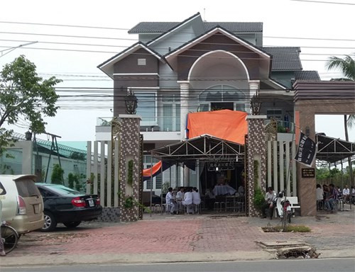 Gia đình tổ chức an táng cho bé gái 10 tuổi bị chết ngạt trong cốp ôtô. Ảnh:Thu Đông/vnExpress