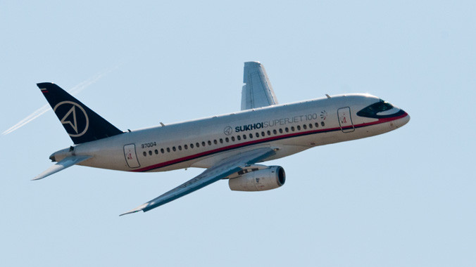 Máy bay Sukhoi Superjet 100 bay biểu diễn. Ảnh: Sergey Vladimirov.