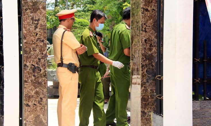 Cơ quan công an khám nghiệm hiện trường vụ án.