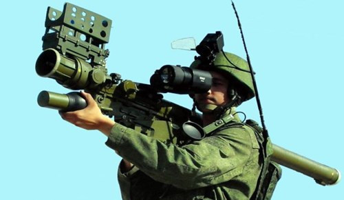 Trong ảnh là một binh sĩ Nga đang thử nghiệm tổ hợp tên lửa phòng không vác vai Verba do KBM phát triển.