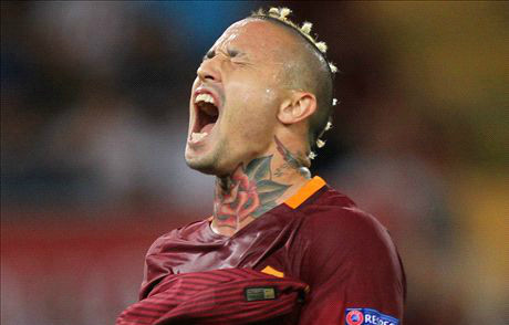 Nainggolan nuối tiếc vì bỏ lỡ một cơ hội. Ảnh: Reuters.