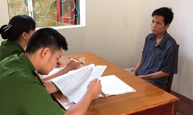 Đối tượng Hiếu khai nhận hành vi đốt vợ tại cơ quan công an. Ảnh: Thanh Duyên.