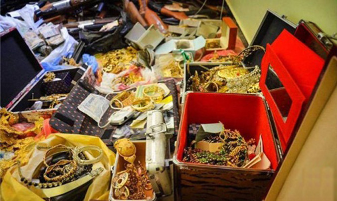 Trang sức vàng IS trộm được và chứa trong nhà kho ở thị trấn Sirte. Ảnh: Telegraph.