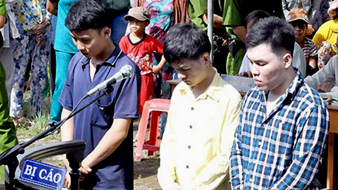 Từ trái sang, các bị cáo: Toàn, Phúc và Tính