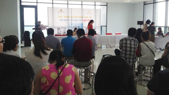 Khách hàng tham dự bốc thăm quyền mua căn hộ tại dự án Nhà ở xã hội Tây Nam Linh Đàm của chủ đầu tư BIC Việt Nam