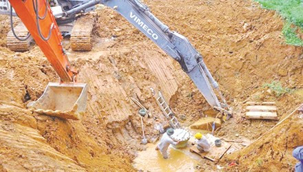 Tuyến dẫn nước sông Đà liên tục vỡ, mỗi lần khắc phục rất tốn kém. Ảnh: NT