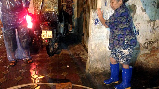 Người dân khu tập thể B5 Giảng Võ dùng máy bơm hút nước cống ngập trong nhà ra ngoài