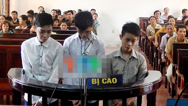 Các bị cáo trong vụ án đứng trước vành móng ngựa nghe tuyên án