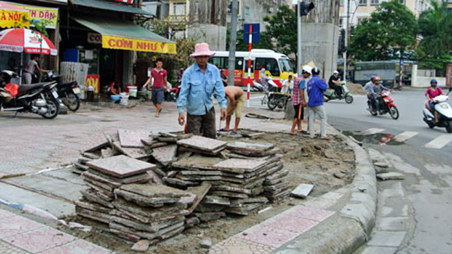 Chỉ sau vài tháng đưa vào sử dụng, nhiều đoạn vỉa hè Hoàng Cầu đã phải sửa chữa. Ảnh: Minh Minh