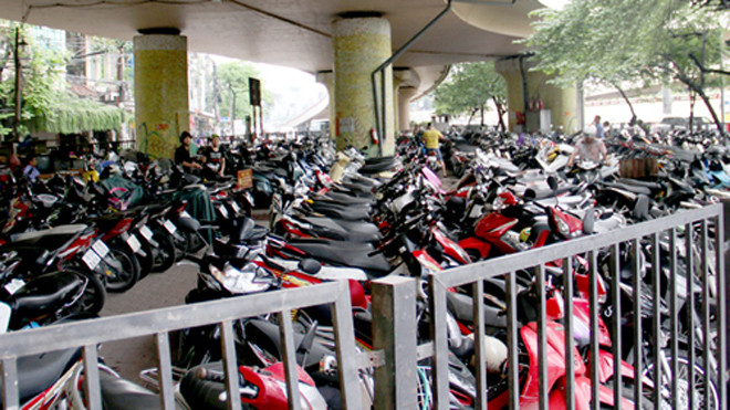 Người không đóng phí bảo trì đường bộ xe máy có thể sẽ bị xử phạt. Ảnh: Minh Minh