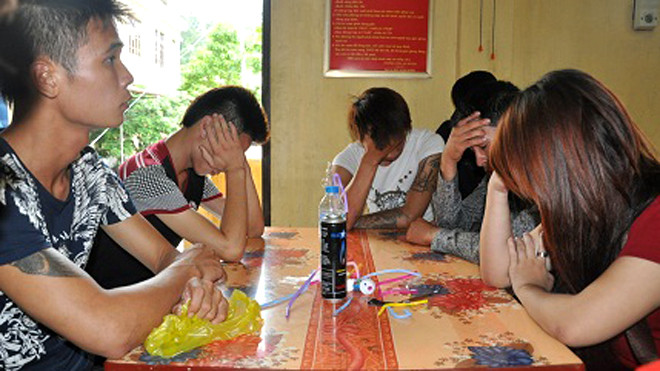 Nhóm thanh niên tại cơ quan công an sau bữa tiệc ma túy đá