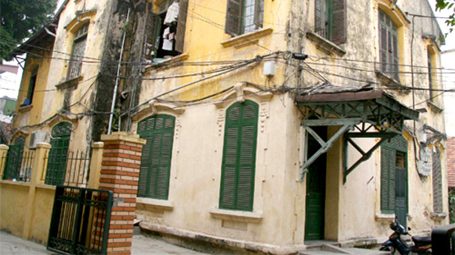 Ngôi biệt thự số 8, Tăng Bạt Hổ, có hàng chục hộ cùng sinh sống - Ảnh: Ngọc Thắng