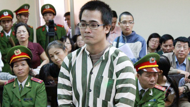 Nguyễn Đức Nghĩa khóc cạn nước mắt tại phiên tòa phúc thẩm khi hay tin người cha tử nạn vì tai nạn giao thông. Ảnh: Hà Anh