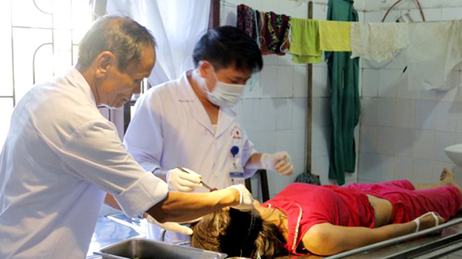 Chị Hoa được y, bác sĩ BVĐK Hương Khê cấp cứu kịp thời