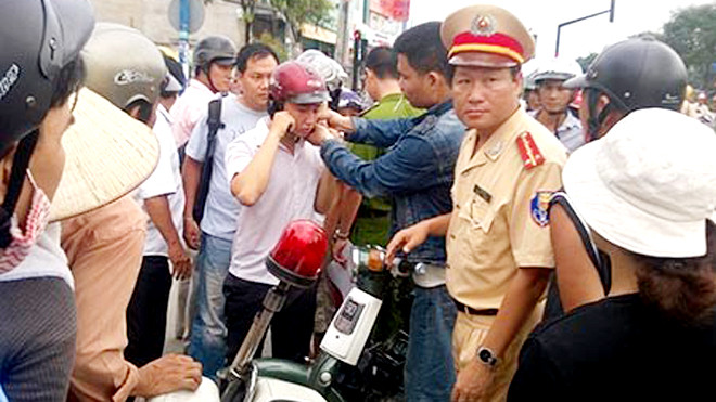 Người dân vây quanh hiện trường vụ một học sinh bị CSGT khóa tay gây cảnh ùn tắc giao thông