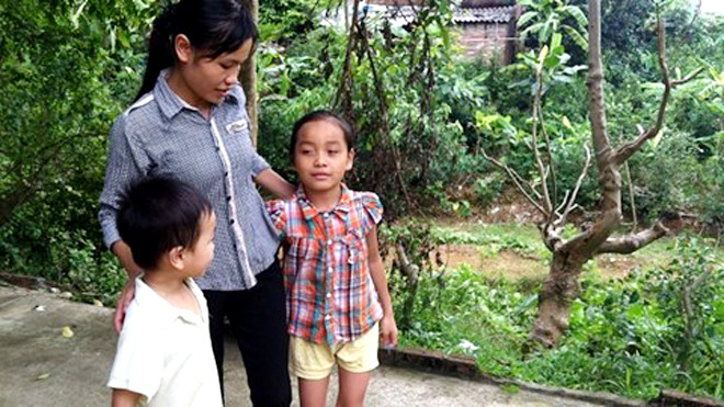 Nụ cười hiếm hoi của Thao khi đùa giỡn với hai đứa con sau gần một năm xảy ra sự việc kinh hoàng