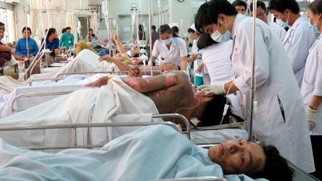 Ba công nhân đang được cấp cứu tại bệnh viện