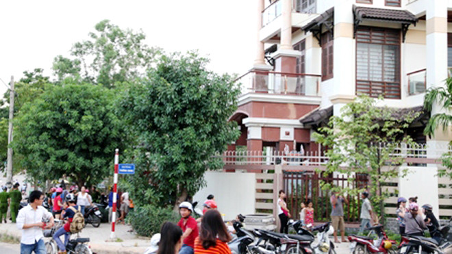 Rất đông người dân đã có mặt tại nhà bà Thủy để chứng kiến sự việc, trong đó có một số người đã cho bà này vay tiền