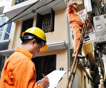 Đình chỉ công tác 2 công nhân ghi chỉ số công tơ điện