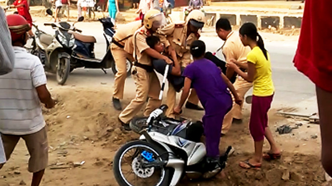 Hình ảnh tổ CSGT giữ đối tượng. Ảnh cắt từ clip