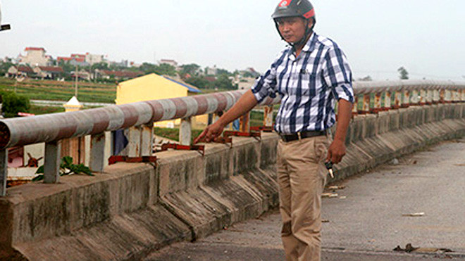 Trưởng Công an xã Hải Phúc, ông Nguyễn Ngọc Thành chỉ cho chúng tôi hiện trường nơi xảy ra sự việc