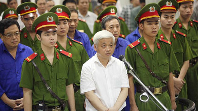 Bị cáo Nguyễn Đức Kiên và đồng phạm đứng trước vành móng ngựa. Ảnh: Doãn Tấn/TTXVN