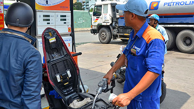 Chi phí thuế chiếm đến 38% giá thành xăng bán lẻ. Trong ảnh: Một trạm xăng của Petrolimex ở quận 1, TP HCM 